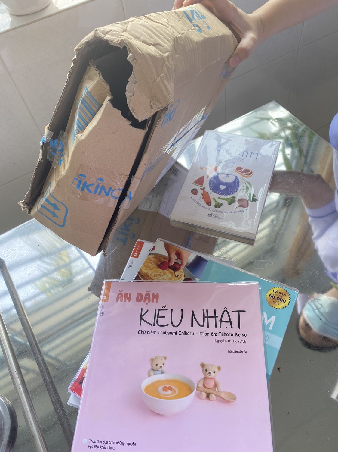 Giao hàng thì lâu mà cái hộp rách tươm đặt hàng hôm 03/2 đến 18/2 mới nhận được hàng. 
Hên là có chọn bookcare không thì cái bìa sách cũng rách ! 
Giao hàng rất tệ !