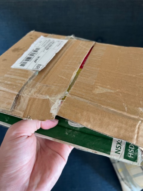 Mình luôn trân trọng và thích cách tiki đóng gói trân trọng cuốn sách, nhưng lần này thì không, Là một người yêu sách mình thực tâm không muốn đóng gói sách như 1 món đồ như thế này.