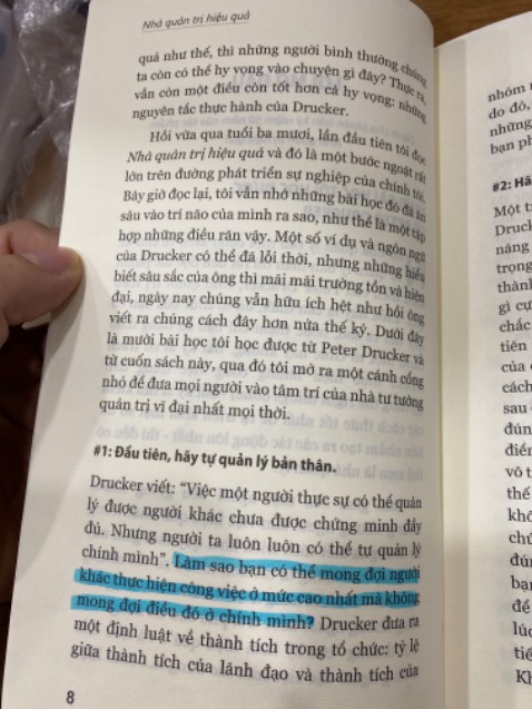 Lật giở trang đầu tiên, bạn sẽ bắt gặp “10 bài học tôi học được từ Peter Drucker” của Jim Collins, và tiếp sau đó là 13 trang sách tràn đầy minh triết, khiến bạn sáng bừng tâm trí. Như Jim Collins chỉ ra cuốn sách như một tập hợp những điều răn, là cánh cửa nhỏ để đưa mọi người vào tâm trí của nhà tư tưởng quản trị vĩ đại nhất mọi thời.