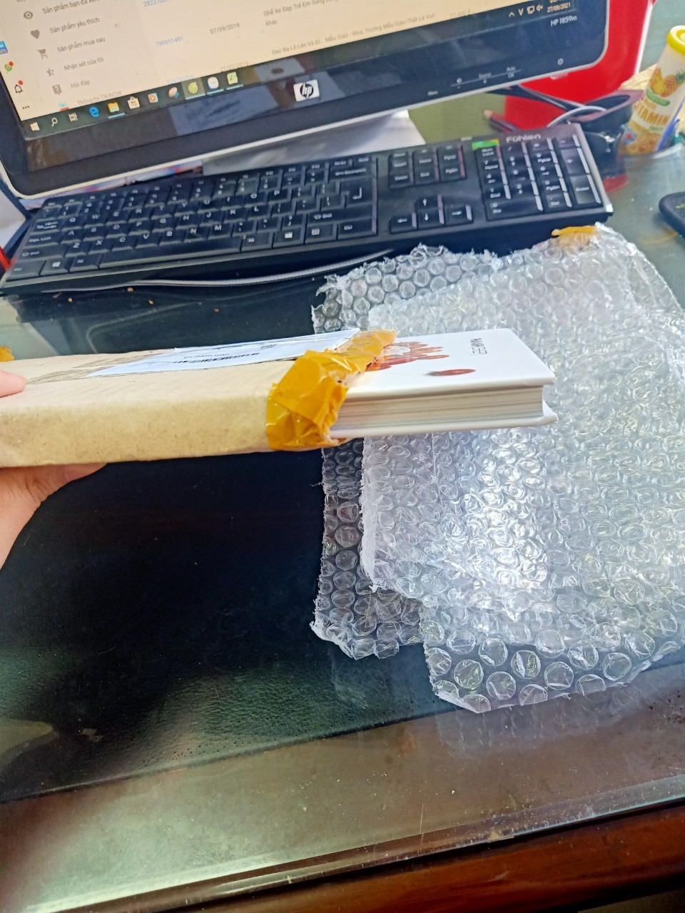 Gần 20 ngày mong ngóng thì nhận được sách, nhưng lại khó chịu vì đơn hàng 02 cuốn thì giao 01 cuốn. Không biết Tiki xử lý có nhanh không, lại tiếp tục chờ đợi tụt hết cả hứng khởi.
Về sách thì ko chê vào đâu được, các món dễ hiểu, dễ làm, sách trình bày đẹp, cuốn hút! Nếu không vì cuốn sách quá hấp dẫn thì đã đánh giá 3 sao rồi