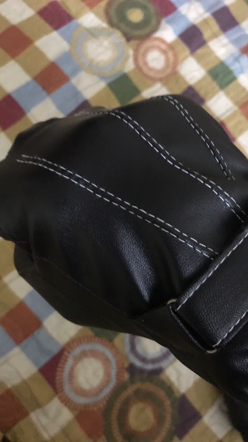 Gang tay đẹp. Da bóngđộ co giãn tốt. Đường may chắc chắn. Thiết kế được biệt cho phép thoải mái dùng điện thoại cảm ứng luôn. Găng tay ấm tiện dùng. Lớp bên trong giống như nhung ấy đeo rất dễ chịu và ấm, không có cảm giác cấn tay. Sản phẩm tốt 5 sao.