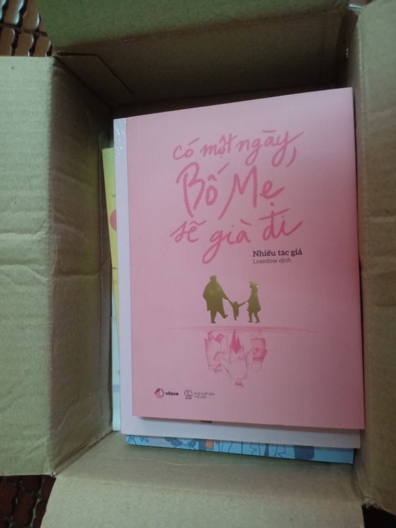 Tiki gói hàng không được kỹ cho lắm, nên có một lớp bọc chống sốc hoặc có thêm nhiều bọc vụn giấy vụn lót xung quanh, nếu chỉ bỏ sách vào hộp cartoon như vầy thì vận chuyển xa hộp sẽ dễ bị móp và hỏng sách mất.
Tiki giao hàng cực kỳ nhanh luôn, vừa đặt sách hôm chiều thứ 6 thì sáng thứ 7 đã cầm được sách trên tay rồi.
Mình chưa đọc sách nên chưa biết nội dung thế nào nhưng bìa sách cực kỳ xinh xắn luôn, sách này còn được bọc bởi một lớp seal nữa nên không bị trầy xước gì cả. 
Nói chung thì cảm nhận là vẫn tuyệt vời nhaaa