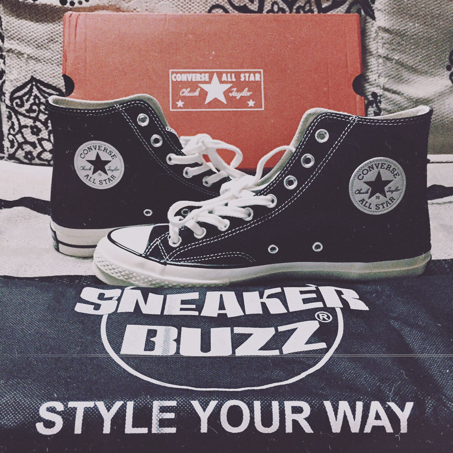 Đợi mãi cuối cùng cũng canh được giá hời để mua đôi này. Mua của sneaker buzz lại được tặng 1 đôi vớ, 2 túi vải của sneaker buzz và converse nữa. Thích thích
Giày thì khỏi chê rồi. Đẹp, sờ mang vào chân cực thích. À size đối với mình hơi lớn chút nên mang true size hoặc half size down nhé