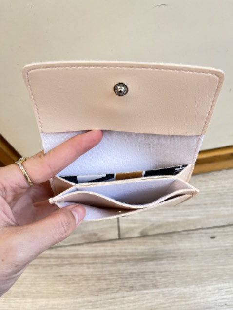 Xuất sắc mấy bà ơii hết nước chấm luôn nha ví dùng hằng ngày rất oce nha có ngăn bỏ tiền bỏ thẻ luôn đi chơi chỉ cần bỏ vào túi rất gọn nha mấy bà🥰