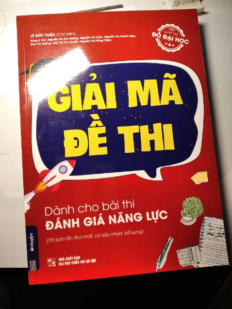 Sách chất lượng xịn lắm luôn, đóng hàng kĩ lắm mà vẫn bị rách xíu chỗ gáy sách, còn nội dung sách này thì mình chưa học nên chưa biết