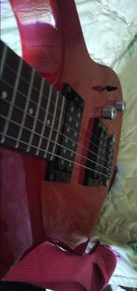 Dây chính hãng có tem tra ra sản phẩm. Dây bền, dễ đánh, dễ bấm trên phím đàn, âm thanh cho ra rất êm và thanh. Dây tốt nhưng muốn bảo quản được lâu thì nên lau dây mỗi khi sử dụng xong để tránh mồ hôi trên dây làm dây nhanh gỉ. Khi gảy cũng không nên móc mạnh quá làm xước, rách mất lớp nanoweb bảo vệ dây và làm dây nhanh gỉ hơn.