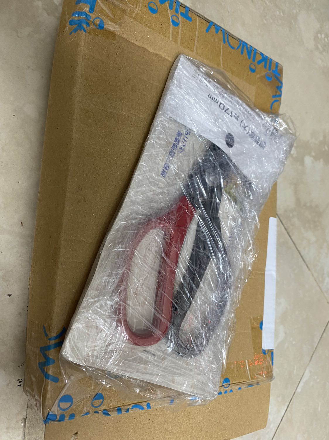 Sản phẩm cầm tay hơi nhỏ. Lưỡi này cắt cành nhỏ cỡ đầu đũa là ok