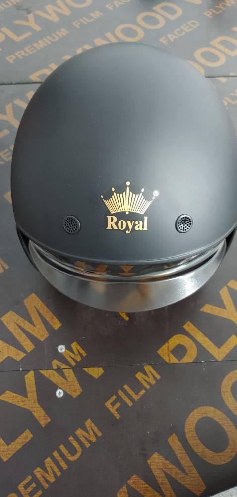 Nút thông gió màu đen không phải màu vàng như trong ảnh nhưng không sao, shop còn chỗ thêm 1 bộ nút thông gió rời 
Ưu điểm: Mũ có thể tháo rời vệ sinh rất tiện; mũ không quá nặng đội thường xuyên thay cho mũ 1/2 đầu cũng rất tốt; toàn bộ hình trên mũ đều là sơn (kể cả tên qatest) nên sẽ khó bong
Nhược điểm: phần quai cài mũ không thể tháo ra giặt được (đây là phần sát với cằm có nhiều mồ hôi nhất nx nên thiết kế lại); lót bên trong màu vàng nên cũng dễ nhìn thấy vết bẩn nếu có; mũ ôn khá sát nên khi đội vào, tháo ra sẽ hơi bị cấn
Mọi người nên chọn cỡ to hơn đầu mình xl, xxl ấy vì phần bông vành mũ bên tai ôm khá sát đấy