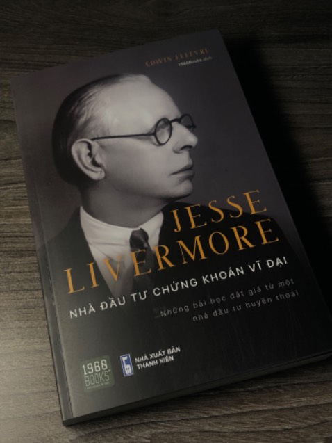 Cuốn sách đầu tiên mà mình mua. Tuy nhiên sau khi tìm hiểu lại thì mình mới biết cuốn này không dành cho người chưa biết gì về chứng khoán như mình. Sau khi hiểu các khái niệm thì bạn mới nên đọc cuốn này.