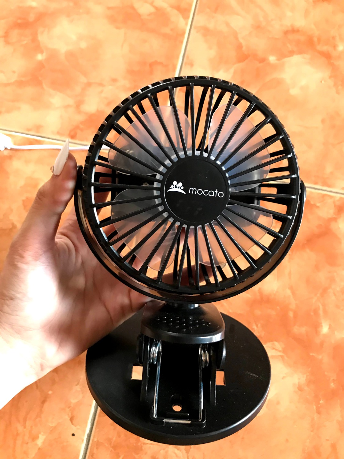 Quạt này trông bé thế mà gió mạnh phết, có pin sạc với cái kẹp tiện nữa thích mang chỗ nào cũng đc. Rất phù hợp để trong wc hoặc mang cả đi chơi cũng nhỏ gọn