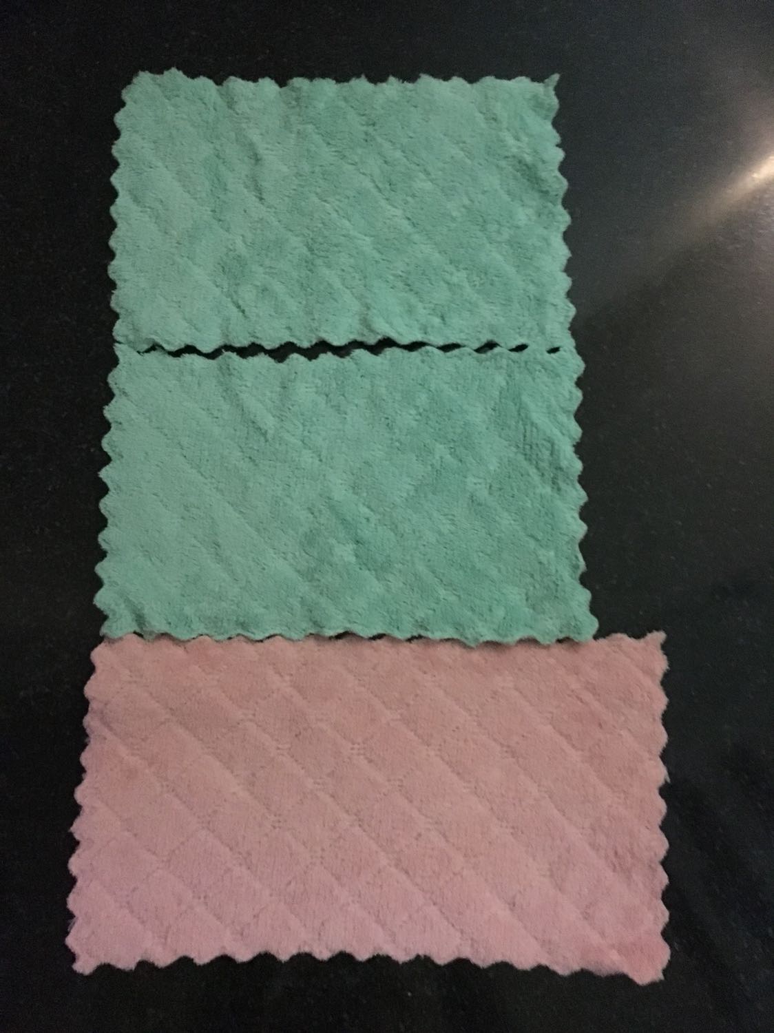 Lần trước mình mua khăn này giá 42k/20 cái. Lần này mua 40k/20 cái. Lòng cũng khấp khởi vui vì mua được giá tốt hơn. Nhưng mở ra thì thấy khăn này nhỏ hơn khăn lần trước mình mua. Thôi thì tiền nào của đó vậy. Độ dày của khăn thì giống hệt nhau. Chỉ khác kích thước thôi.