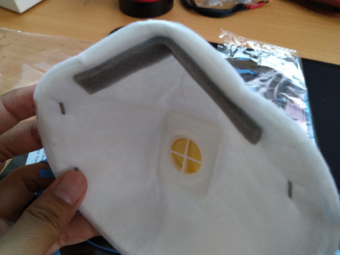 Hàng chính hãng. Có nẹp mũi kim loại có đệm mút, van thở, dây quàng đầu. Nắp van thở tháo lắp, thay được. 3 lớp được viền cẩn thận, thấm mồ hôi cực tốt.. Hơi thít mặt, chỉ nên đeo 2-4 tiếng đổ lại.