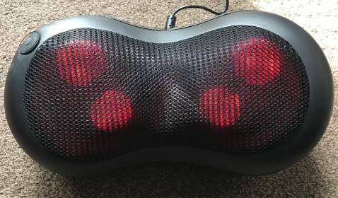 Không biết có ai bị khó ngủ như mình không. Mình đi làm ngồi nhiều mà toàn làm bằng máy tính nên mỏi kinh khủng, mà còn đau không ngủ được, đã khó ngủ thì chớ nhiều hôm đau quá thức cả đêm :((( Xong mua con này về dùng thử tại lên chỗ này thấy nhiều review tốt. Về nằm thì thấy ổn hơn, đỡ đau hơn nhiều, dễ ngủ hơn nữa. Mình còn mua thêm một cái cho bố mẹ ở quê thấy 2 cụ cũng bảo tốt. Chất lượng tốt lắm mọi người ạ