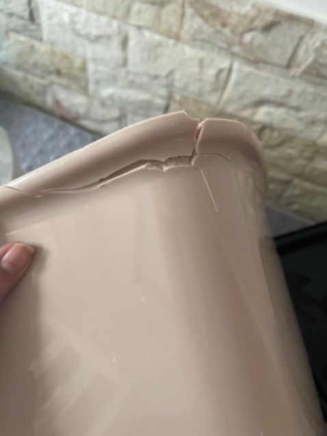 quá đáng vậy mà đi giao cho khách được .người già ngồi lỡ té rồi hậu quà ntn?vô lương tâm .