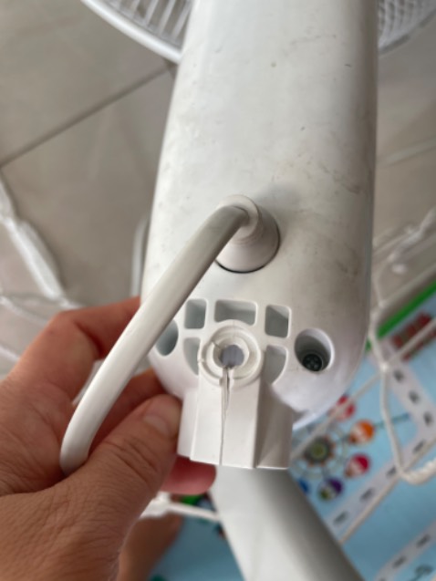 Hàng ổn nhưng chân đế nặng lại không có bánh xe nên khó di chuyển. Xài 4 tháng thì vỏ nhựa khớp nối bể. Khớp thì nông nên đổ sập may không đè trúng con nhỏ. Liên hệ bảo hành quaa đt thì nhân viên bảo mang sp đến, hoàn toàn hok có hỗ trợ gì từ xa. Khuyên hok nên mua sp này hoặc hãng này.