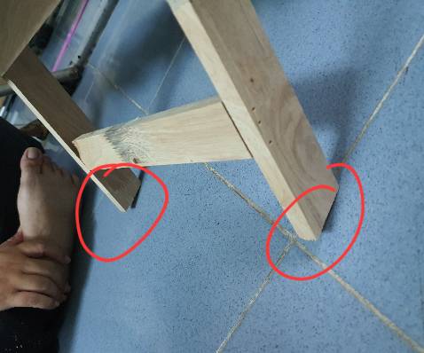 Mua cái bàn tưởng đâu mua con ngựa gỗ không ấy. Nó lụp xụp, chông chênh... kiểu cắt gỗ bị vênh ấy. Còn mấy thanh gỗ thì như lấy gỗ thừa bỏ vào cho đủ bộ phận. (Ảnh 1). Lần đầu mua bàn, tủ trên Tiki mà thất vọng vậy luôn. Shop nên coi lại chất lượng sp bên mình.