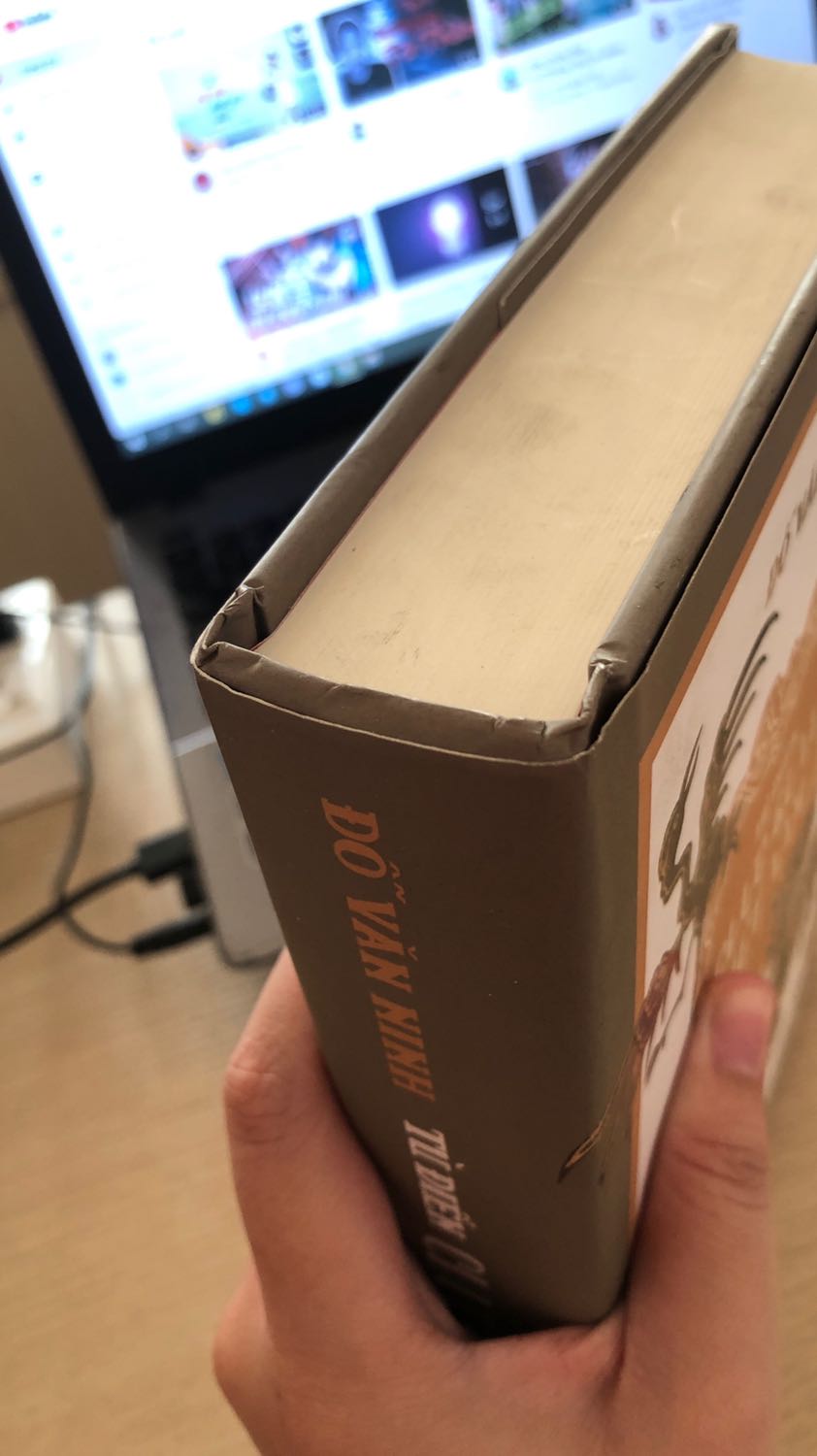 Bình thường thấy tiki giao hàng hay chèn xốp để sách ko bị hư hại, mấy lần giao gần đây ko thấy nữa, đã vậy lần này sách mở ra bìa bị dính gì như keo, sách thì bẩn, cạnh bìa thì thôi rồi móp méo kinh luôn, cầm cuốn sách thấy nản thực sự ???