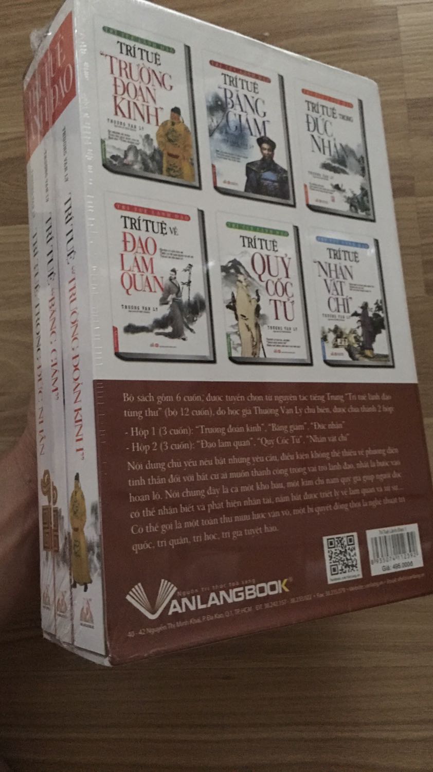 Hộp cứng cáp rất đẹp, nội dung cũng hay, xứng đáng có trong tủ sách.