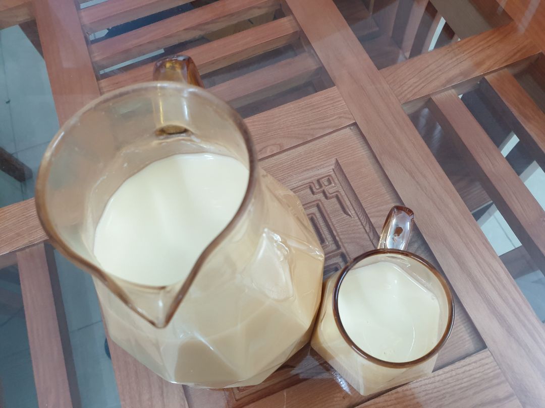 Tham khảo rất nhiều loại cuối cùng chọn bluestone vì giá tốt đẹp, gọn. Kinh nghiệm của mình làm sữa bí đỏ, sữa gạo, ngô, đậu nành thấy máy khá nhanh, êm. nên đọc kỹ hướng dẫn, nấu vs nc ấm sẽ nhanh hơn. về vấn đề xác ( bã) hạt mình thấy xay rất nhuyễn luôn, nên ngâm đậu để duy trì độ bền máy. mình ko thích uống nhiều xác nên mình lọc dù n rất mịn, mấy bạn trc kêu nhiều xác mình cũng ko hiểu😆 vì loại nào nhiều là do hạt n có sẵn bã rồi, vấn đề xay nhỏ mịn ko. Rất mịn nhé, ko đc đổ đg vs sữa đặc vào vì mình thử 1 lần bị xém đáy =))) vì máy nhỏ gọn nên tích hợp bp điện tử hết trên đầu và thân máy nên vệ sinh rất cẩn thận Thành phẩm đây khoe luôn. hihi rất ưng và giao siêu tốc dịch vẫn 2h là tới