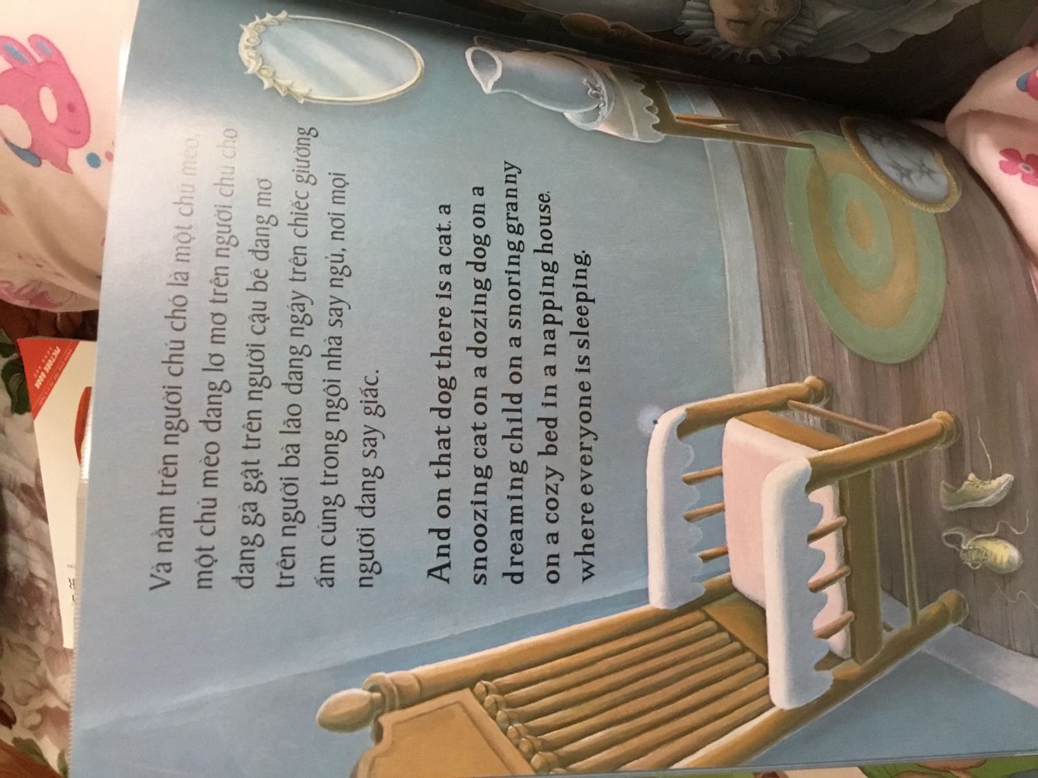 Câu chuyện dc dẫn đặt và lặp lại theo phương thức tăng tiến. Đọc phải lấy hơi nè các Mom, nhưng xét về câu chữ tiếng anh thì đọc có vần dễ hơn tiếng Việt.
Cuốn sách được đánh giá cao nhưng không hiểu sao cậu nhóc 3 tuổi nhà mình không hào hứng lắm. Con chỉ hỏi về con bọ chét ở đâu 2 lần., sau đó là thôi luôn. So với các truyện tranh ít chữ hơn thì bé thích hơn. Mình để con chọn sách mà con muốn mình đọc. Và Ngôi nhà say ngủ là quyển cuối cùng đọc để con đi ngủ. Các Mom tham khảo vài trang nha.
Riêng bookcare của Tiki thì mình nhiều lần ko hài lòng lắm. Bọc sách cứ hơi căng làm bìa sách hơi vểnh lênh. Rất ko ưng ý điểm này. Mong tiki chú ý