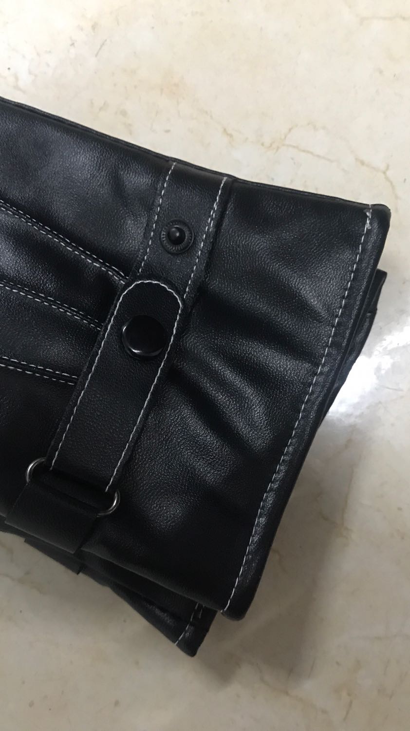 Găng tay da này xịn xò lắm. Vuốt điện thoại cảm ứng rần rần như để tay trền luôn. Da mềm dùng một thời gian rồi thấy rất bền bỉ không cước rachs. Mình mấy lần đi mưa phùn rồi ko thấy thấm ướt. Quá chất cho một đôi găng tay. Ủng hộ shop 5 sao.