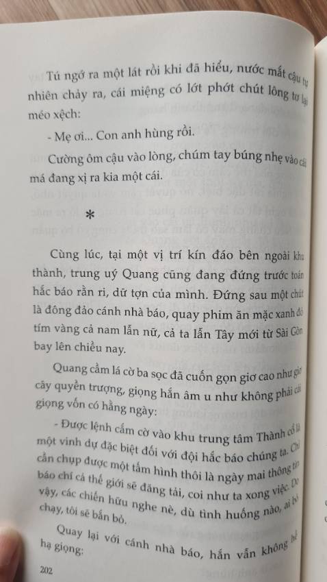 [Mưa đỏ]
Một tác phẩm viết về cuộc chiến ở Thành cổ Quảng Trị, một cuộc chiến đẫm máu, khốc liệt. Những tâm tư, tình cảm của những sinh viên xếp bút nghiên, lên đường ra mặt trận, sự vất vả, *** khó và ý chí kiên cường, sẵn sàng hy sinh để giữ từng tấc đất, mối quan hệ giữa mặt trận quân sự và mặt trận ngoại giao, tấm lòng, sợi dây thần giao cách cảm của mẹ - con, vợ - chồng, tình đồng đội, tình yêu thời chiến, tình người giữa hai bên chiến tuyến, cơn mưa giữa trời miền Trung, cơn mưa bom đạn,....càng đọc càng thấm thía hai chữ "hòa bình".
"Đò lên Thạch Hãn, ơi... chèo nhẹ
Đáy sông còn đó, bạn tôi nằm
Có tuổi hai mươi thành sóng nước
Vỗ yên bờ bãi mãi ngàn năm"