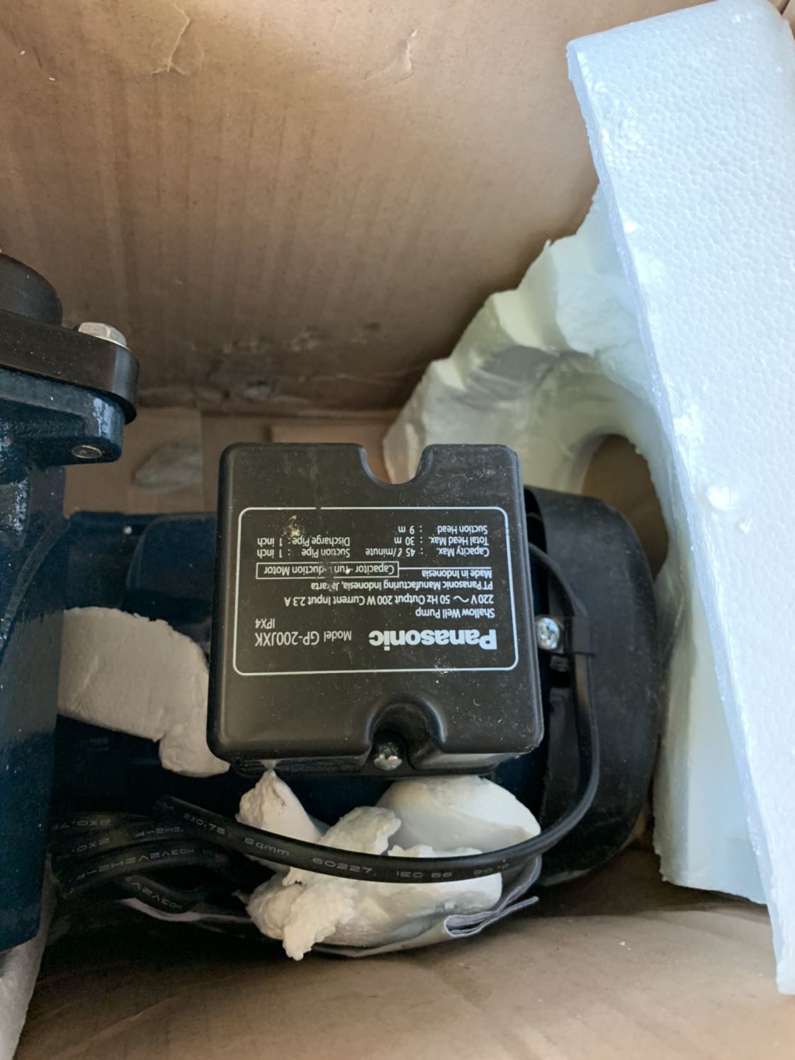 Tôi đã rất không thoải mái khi nhận được hàng. Tôi mua hàng mới nhưng lại nhận được máy đóng trong thùng rách nát dán băng keo tùm lum, bên trong thì xốp chống sốc hầu như không có tác dụng nào, đóng hàng cực kì cầu thả, đơn vị vận chuyển cũng quá tắc trách, đã ghi "Hàng dễ vỡ" nhưng hầu như đơn vị mấy anh/chị làm ăn quá mức cẩu thả. Đề nghị NCC liên hệ lại tôi để trao đổi nhé !
Trân trọng,