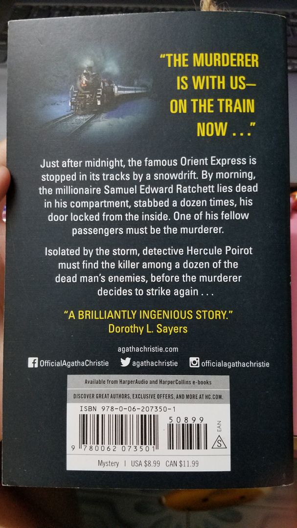 Chất lượng sách tốt, mặc dù xuất bản cũng nhiều năm rồi nhưng sách vẫn mới tinh, không bị vàng hay nhăn/cong gáy, mình thích Fahasa giao hơn Tiki là do vậy. Sách nước ngoài nên khổ giấy nhỏ hơn bên mình (mình có chụp sách với cuốn tập để so sánh), cầm vừa tay hơn, giấy cũng nhẹ nữa. Về nội dung thì sách của Agatha không thể chê vào đâu được :> Có điều vận chuyển chậm hơn so với dự tính do khâu lấy hàng hơi lâu, nhưng đang dịch nên không sao :>