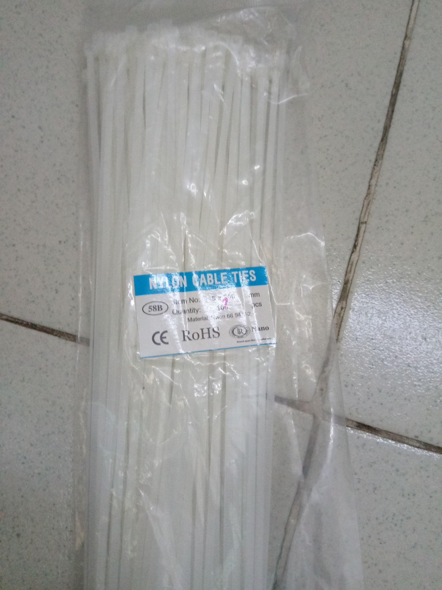 Nhận hàng thấy dưới đáy bao bị rách một lỗ nhỏ tinh vi nên buồn tình ngồi đếm thử. Được 80 sợi, may hơn bạn dưới kia có 79 sợi :)). Giá cũng rẻ, mà mình cũng không xài tới 100 sợi nên cũng không sao. 80/100 sợi nên cho 4/5 *.