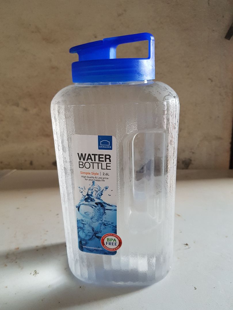 giao hàng nhanh, bình rất to. nắp ko đc khít, hơi nghiêng thì rò nước. nếu để ko cẩn thận bị đổ bình thì nước rò hết