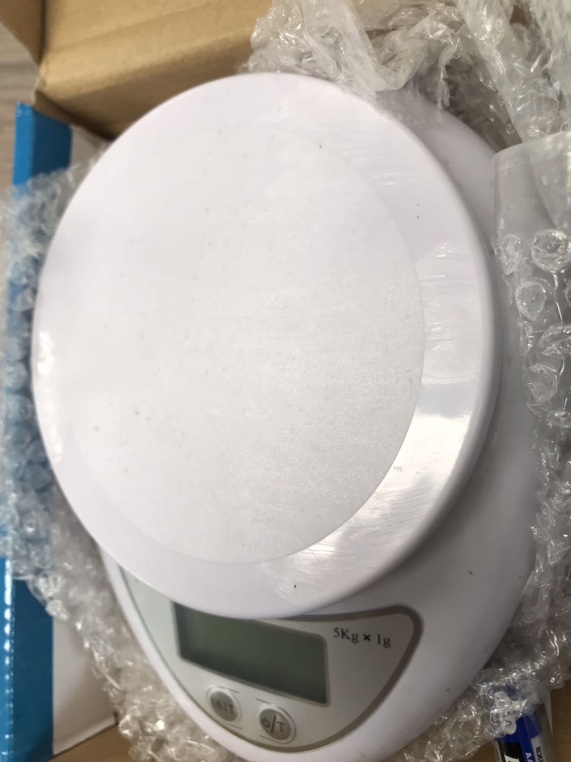 Cân giao xước cả mặt trên và mặt dưới, có nhiều vết bẩn giống như cân cũ . Không hài lòng