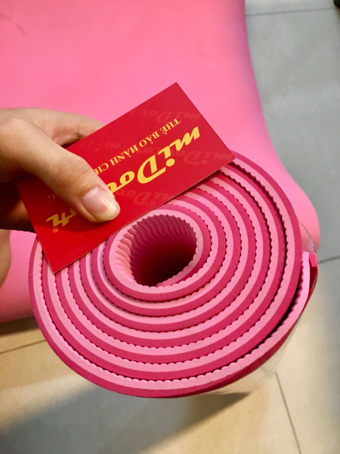 Bận quá hnay mới review thảm đc 
Mua là do bà bạn tập yoga cùng giới thiệu mới biết ý chứ 
Thảm màu sắc bắt mắt, mở ra thấy thẻ chính hãng midoctor và phiếu cảm ơn là thấy ưng ý phết rồi 
Chất liệu mềm mại, gấp quận k bị nhăn gì cả còn có cả túi với dây buộc tiện phết. May đặt 2 cái mai mang tặng mẹ chồng cái lấy lòng :))  mn à
Thaks chị bạn và tiki đã giúp mình biết đến và sử dụng thảm này