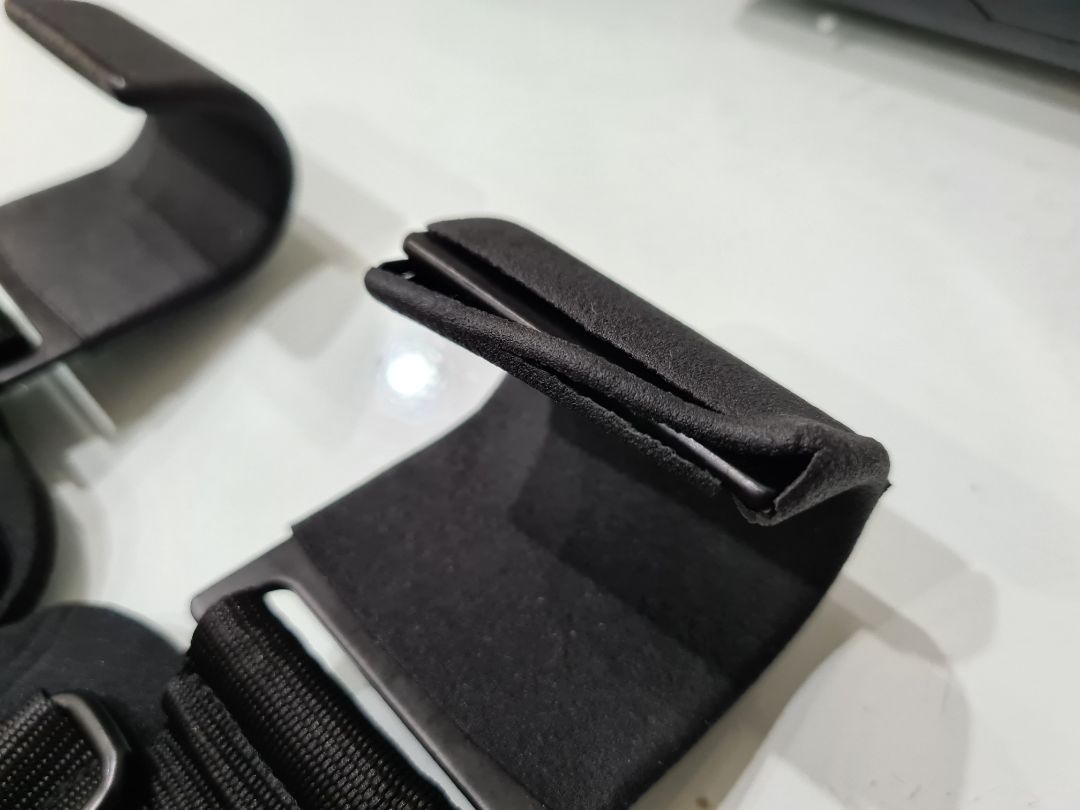 Mình nhận phải hàng bị lỗi, một bên tay bị bong tróc như hình. Yêu cầu hãng liên hệ đổi lại giúp mình.