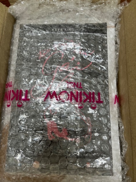 Tiki đóng gói cẩn thận, nhưng sách ko còn seal nên chưa được happy lắm. Tuy nhiên xem sách thì chữ in sắc nét, có vẻ ko phải là sách lậu.😂