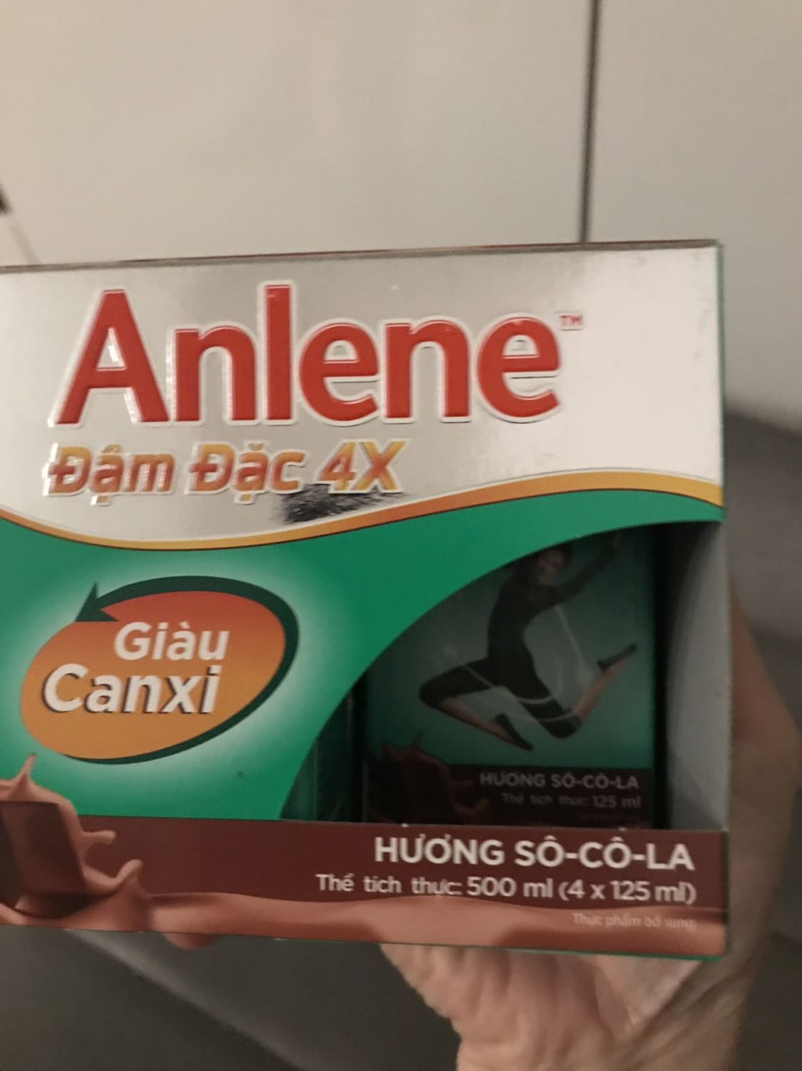 Sữa vị chocolate rất dễ uống, loại ít đường nên không bị ngọt quá!
Thùng 48 hộp nhỏ; cứ 4 hộp nhỏ lại để trong một hộp giấy xinh xắn thế này, khá tiện dụng.
Tiki giao hàng thần tốc luôn, đúng là giao hàng xuyên Tết. Mình đặt tối khuya mùng 2; sáng mùng 3 đã có luôn rồi.