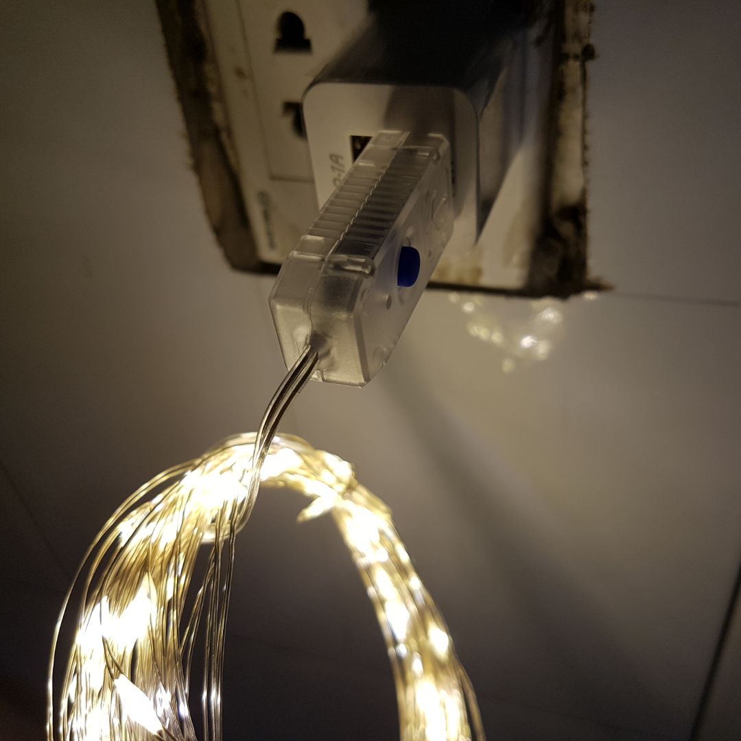 Sản phẩm quá tốt. Có điều khiển từ xa hẹn giờ, chọn luôn sáng hoặc các chế độ nháy, tăng giảm sáng, hẹn giờ quá tiện. Dây nhỏ trang trí không bị lộ, được phủ cách điện màu bạc kẽm, khá tinh tế và đẹp. Nên mua nhé các bạn.