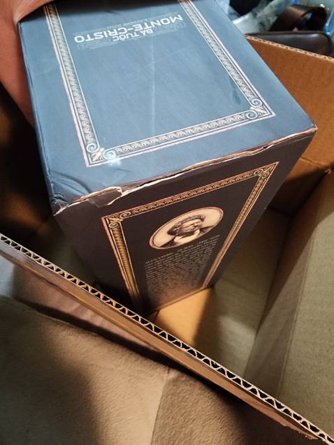 Rất thất vọng vs tình trạng hàng hóa khi nhận lần này, mua boxset để sưu tập nhưng mà box đã bị rơi, nứt toác như này, tikinow nhưng ko đc bọc xốp hay chống sốc gì, chỉ có mỗi màng seal mỏng, ko biết là đã nứt từ kho hay vận chuyển nữa