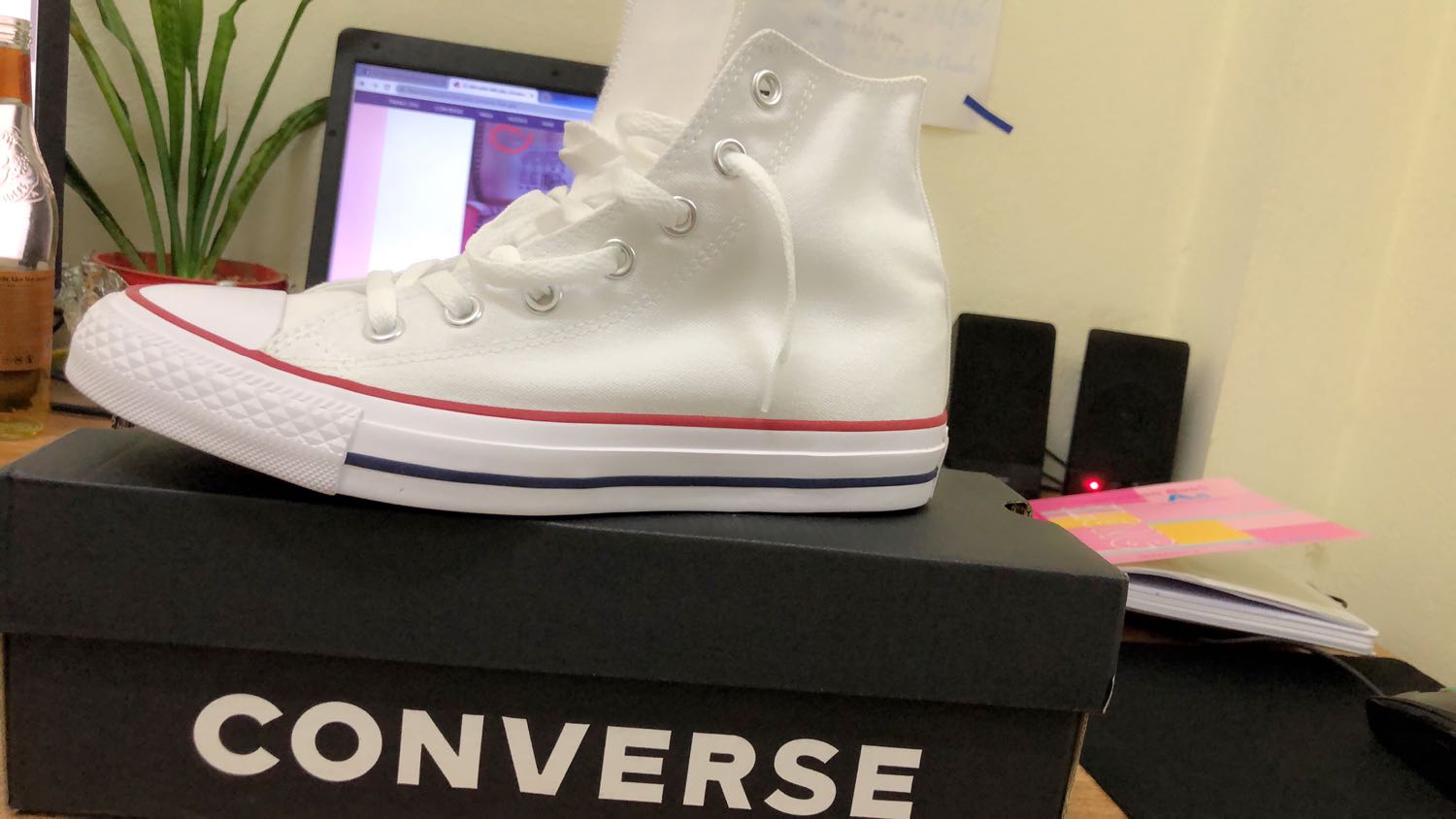 Đóng gói chắc chắn. Giày có vết ố bên trong như kiểu hàng trưng bày có người thử qua. 
Được tặng thêm 1 đôi tất. Giày đẹp, bên ngoài sạch sẽ.