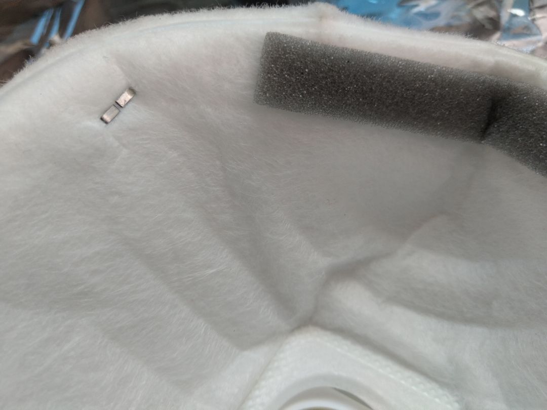 Hàng chính hãng. Có nẹp mũi kim loại có đệm mút, van thở, dây quàng đầu. Nắp van thở tháo lắp, thay được. 3 lớp được viền cẩn thận, thấm mồ hôi cực tốt.. Hơi thít mặt, chỉ nên đeo 2-4 tiếng đổ lại.