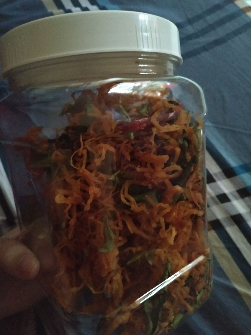 khô gà hơi khô, thời gian chuẩn bị hàng lâu. trả lời khách k có trách nhiệm. k đủ cân. đóng hộp chứ không phải túi như ảnh. nhiều ớt, khô gà vụn. có âm sao thì cũng cho rồi.