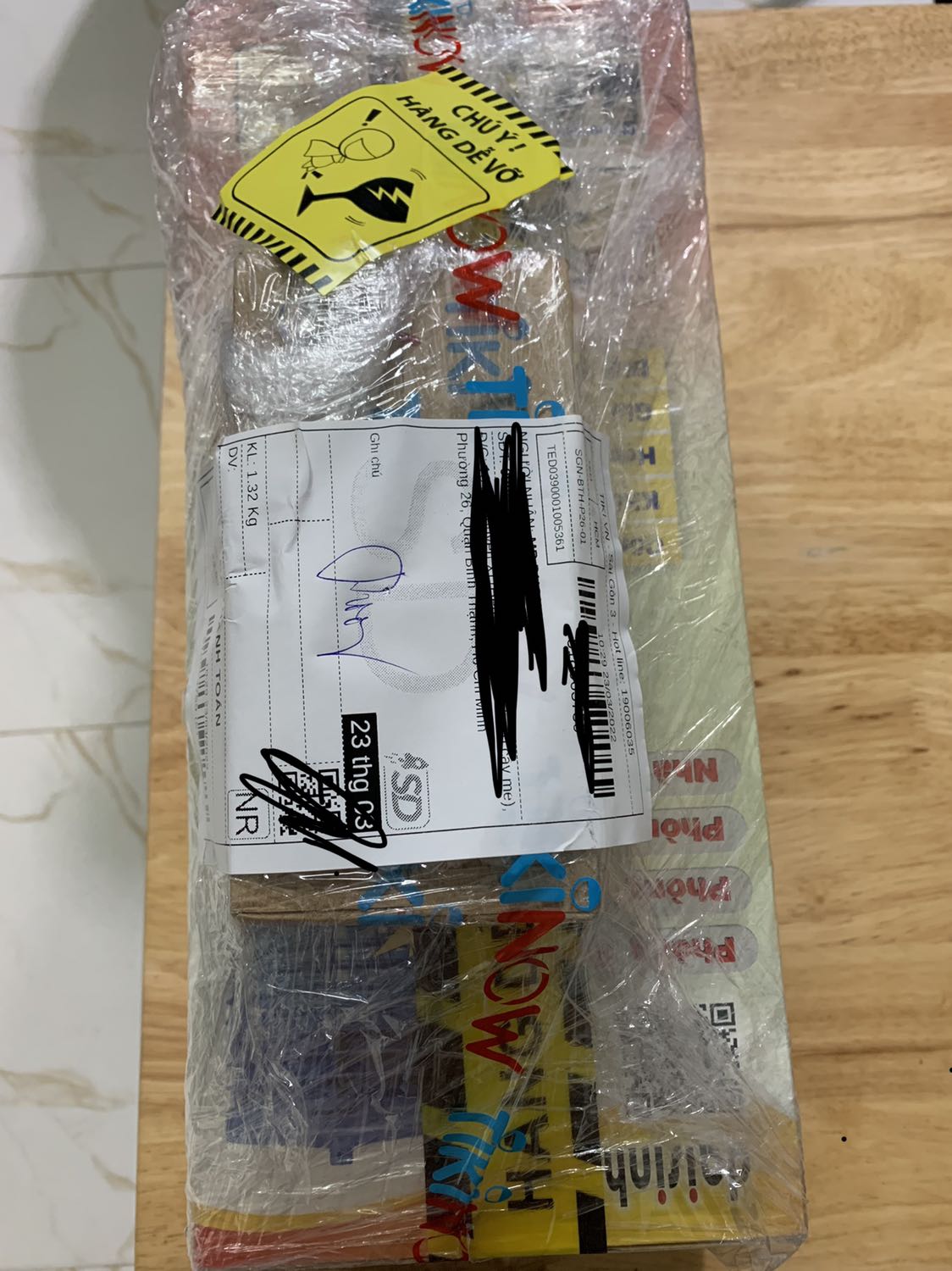 Nhà bố vợ đã từng dùng đèn này từ 2016 rồi. Nên nhớ y chang nó. Nay lướt Tiki thấy bán. Tiện thể dạo này Sài gòn mưa rồi nên nhà muỗi cũng nhiều vô kể.

Điểm cộng:
- Dễ sử dụng, HDSD đầy đủ, sử dụng bóng Philips chất lượng thì yên tâm. Khả năng bắt muỗi có vẻ ổn do cũng từng thấy hiệu quả bên bố vợ (Nãy đang xem phim nghe lẹt đẹt luôn :v)

- Chế độ bảo hành: Của Hãng là 6 tháng mà có chat với Shop & nội dung mô tả thì thấy Vũ Gia tặng thêm 2 tháng bảo hành là 8 tháng >> OK 

- Nhựa chống cháy: Lúc đầu cũng thắc mắc chỗ này. Nhưng khi tìm hiểu thì gọi là hạn chế ở mức an toàn >> OK

Điểm lăn tăn: Giá thành hơi cao chút so với các thương hiệu khác. Nhưng được cái giao nhanh & freeship. Qua tìm hiểu thì mình thấy có vẻ xứng đáng. Vì thấy giá này cũng 5-6 năm nay chỉ có giảm nhẹ >> OK 

Tóm lại: Nhà có cái vợt muỗi rồi nhưng hay hư vẫn mua thêm 1 cái kiêm luôn đèn ngủ :))

Hình ảnh thực tế sau 1 tuần sử dụng. Quá tuyệt vời.
Vote 5 sao cho sản phẩm & shop nhé.