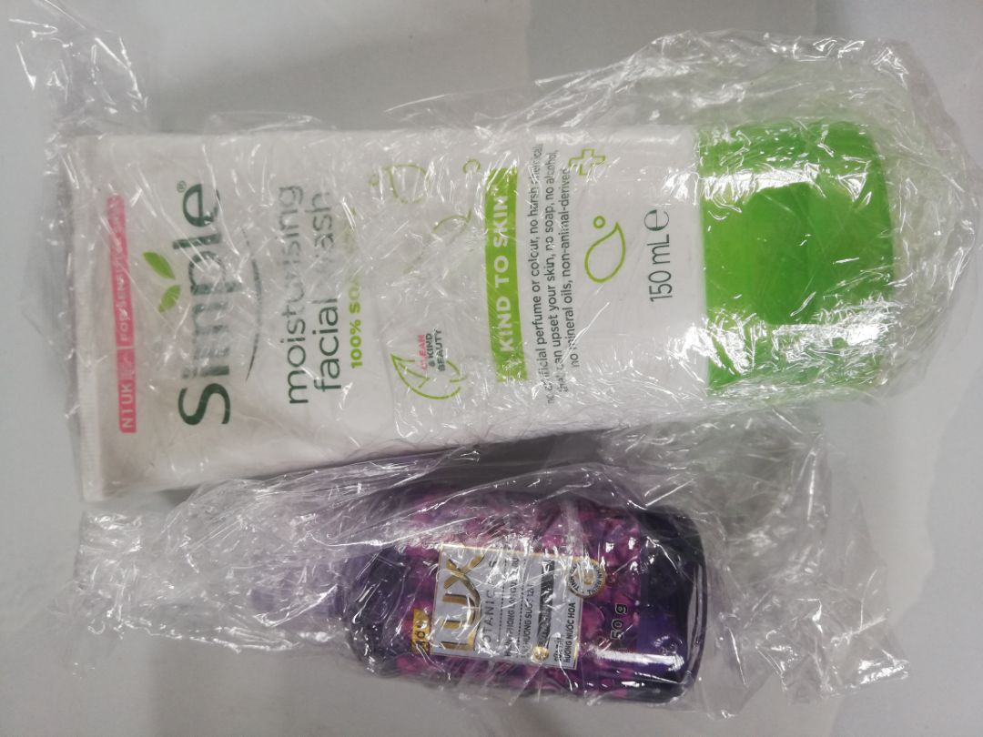 Uii đây là lần đầu mua trên tiki nên ko biết. Quay nguyên clip khui hàng rồi mà trên này ko có chỗ đăng video :<
Giao hàng nhanh, hộp ở ngoài khá méo mó nhưng mà bên trong có mấy mảnh túi nilong với màng bọc bọc sản phẩm lại.