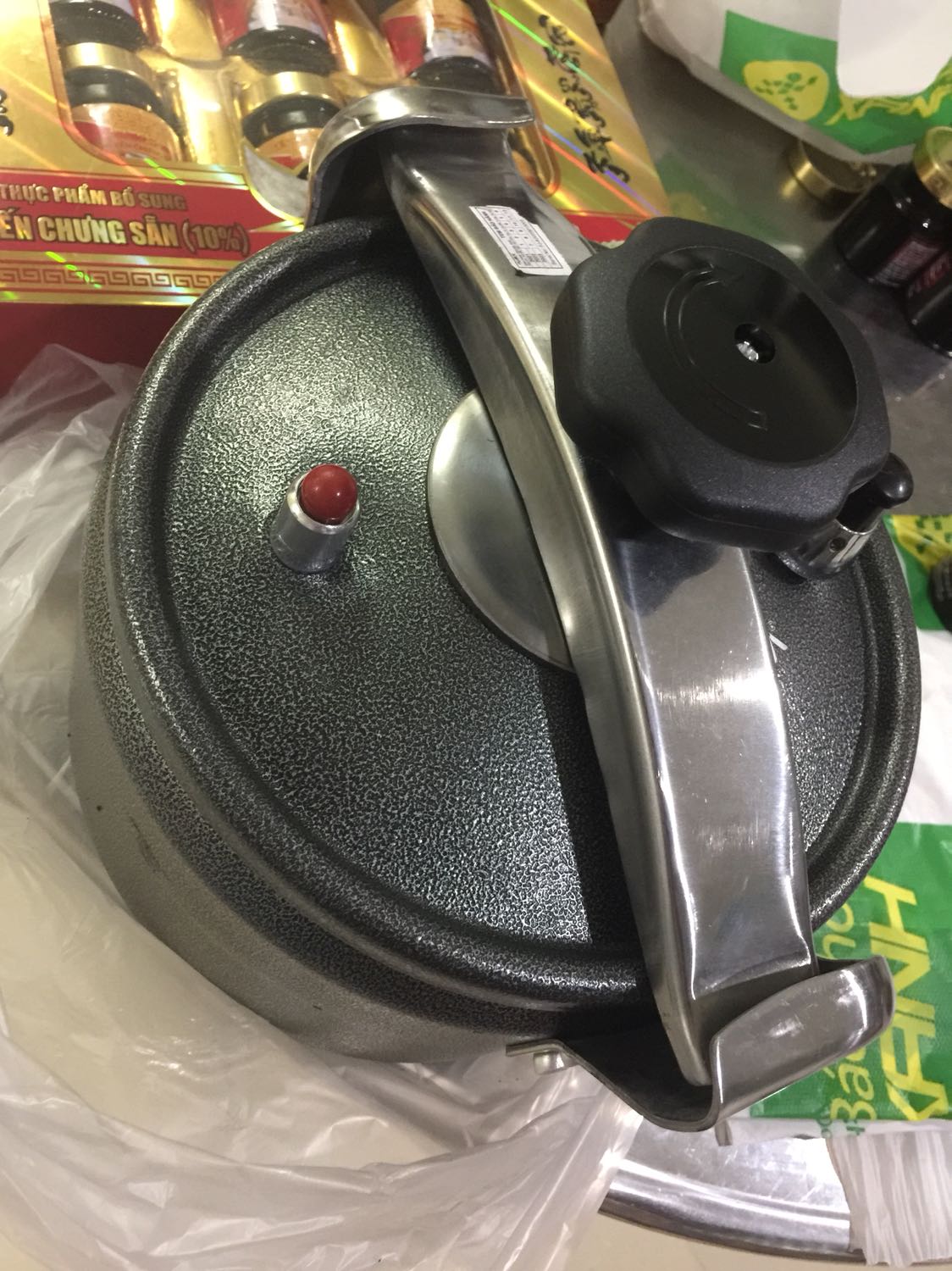 Nồi áp suất này hơi nhỏ! Ko chăc se nấu được 5 lít! Chỉ là dung tích max 5 lít thì có thể được. Thành nồi hơi mỏng so với cái cũ nhà mình đã dùng.
Vì chưa lắp quai nồi nên chưa nấu thử được khi nào lắp nấu xong sẽ nhận xét thêm