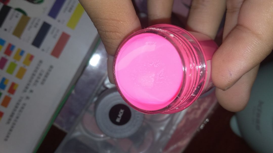 Sản phẩm ok,  hài lòng.  Pha màu đuợc,  lúc để ra ngoài hơi lâu một giọt đặc thì tán bằng tay ra rất tịn mịn nhưng tán ra giấy  được.  Mùi không hôi. Sp như hình. Mình mua loại này tuy không đủ màu nhưng phối màu là ra, nên ok vì phối đựoc.