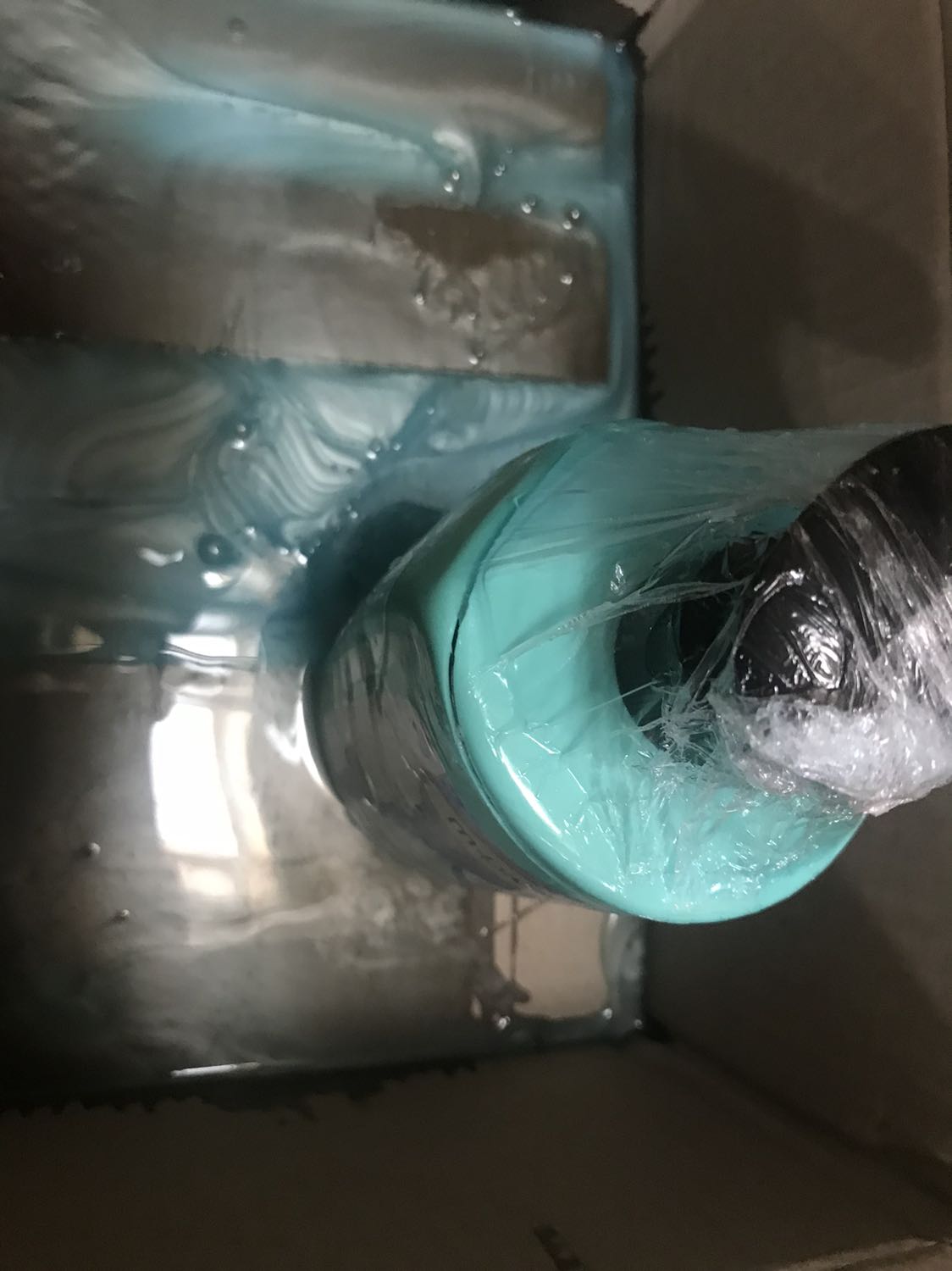 Nhân viên giao hàng nhớ cẩn thận