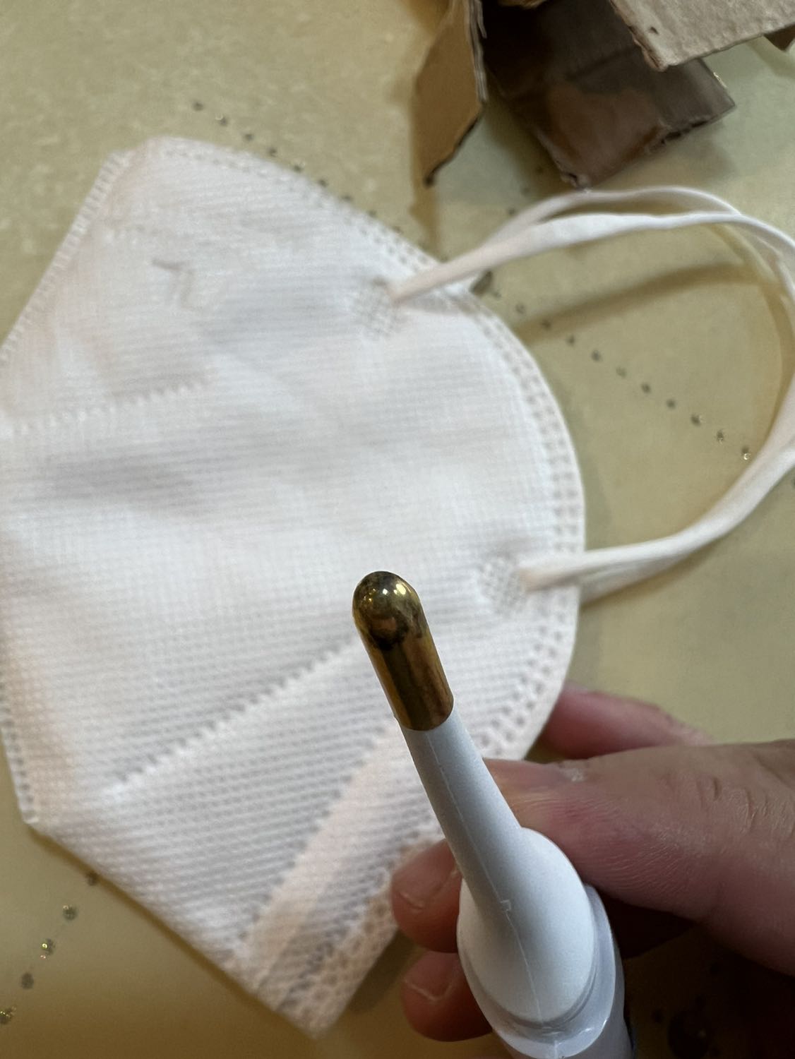 Đầu nhiệt kế ko nguyên vẹn, bề mặt bị ố như đã qua sử dụng lâu ngày. Bật nguồn không lên, thay pin cũng không lên nguồn. Đầu nhiệt kế ko nguyên vẹn, bề mặt bị ố như đã qua sử dụng lâu ngày. Bật nguồn không lên, thay pin cũng không lên nguồn.