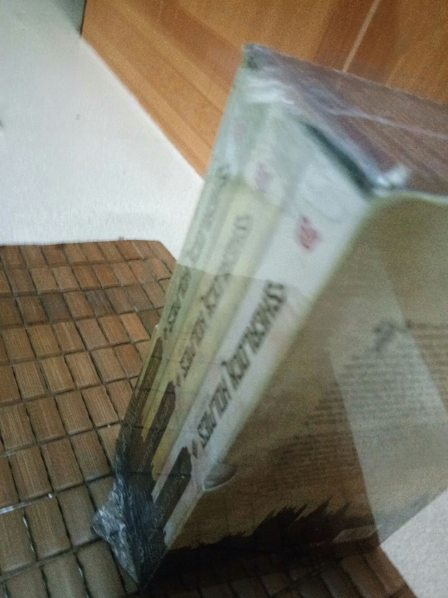 eo ơi sách xinh dã man luôn ấy ạ, rất thích mấy kiểu cổ thế này, cơ mà có thêm hình minh họa nữa thì pơphec. Phần góc hộp có hơi bị dập tí nhưng vẫn cho 5 sao vì sách đẹp ghê ??