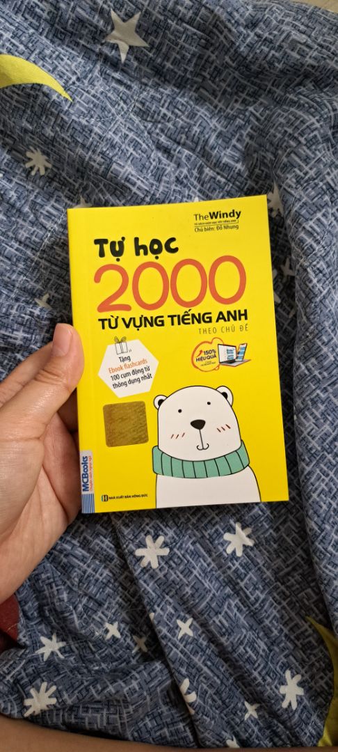 Giao hàng nhanh, sách đẹp, dễ thương, nhỏ gọn. Từ vựng rất thông dụng mình đọc xong thấy biết bà nó hết rồi nên thấy hơi uổng một tẹo :))), cơ mà mình mua kèm chung vs 2 cuốn khác được giá hời nên ko sao :))). Mình thấy cuốn này phù hợp vs mấy bạn bắt đầu học AV, hoặc cỡ tuổi học cấp 2 thì khá bổi ít, nhỏ gọn dễ thương đi đâu học cũng đc. Có thể xem xét tham khảo.