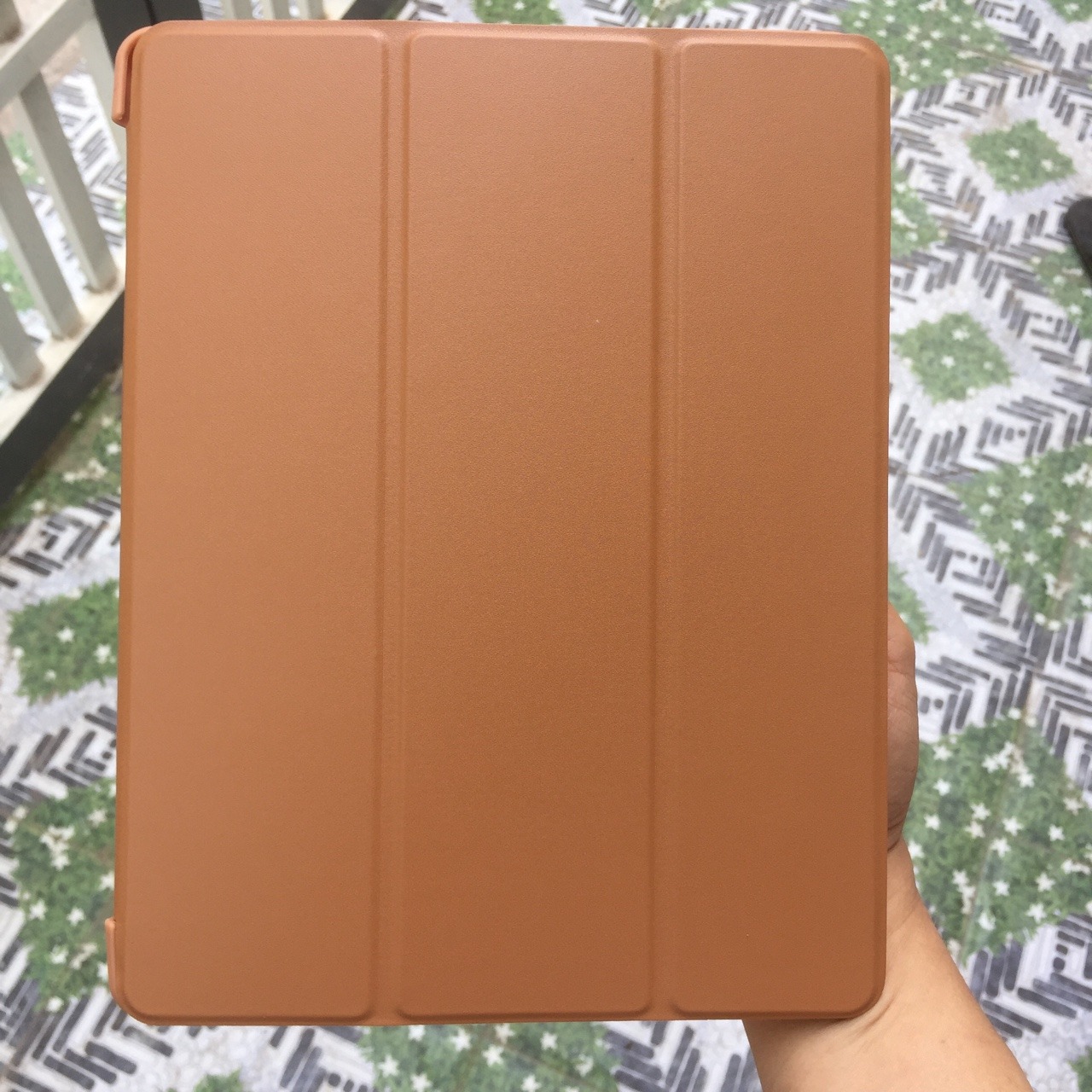 Bao da trơn nhìn đẹp và sang trọng. Các chức năng smart cover hoạt động tốt. Rất hài lòng với giá tiền này. Bao da trơn nhìn đẹp và sang trọng. Các chức năng smart cover hoạt động tốt. Rất hài lòng với giá tiền này.