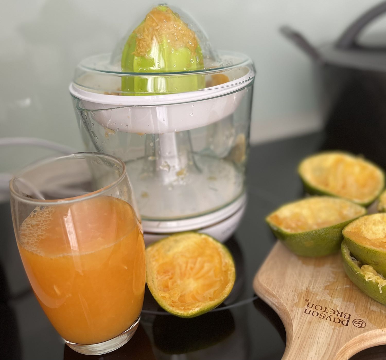 Một sản phẩm tiết kiệm thời gian sinh hoạt: thao tác đơn giản, các tép cam được lấy sạch nước và sạch sẽ hơn so vs việc vat cam bằng tay . Dung tích khoảng 7 qua cam sành: 700ml . Vệ sinh máy nhanh , chỉ cần đưa thiết bị dưới vòi nước là đu sạch. Tiki đã trở thành người bạn thân thiết của gd tôi, luôn mang đến những sp vs giá tốt. Cảm ơn!